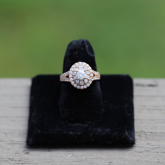 Helzberg 14k rose gold diamond engagement ring - Picture 2 of 6